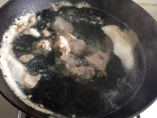 烫至起浮沫即可关火。