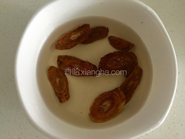 干牛蒡用水泡洗即可。