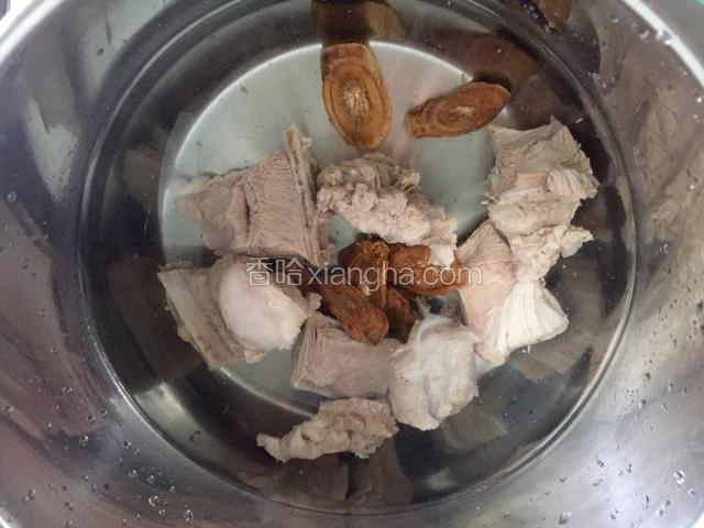 将排骨与牛蒡放入高压锅中。