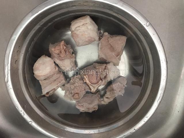 捞出排骨用清水洗净浮沫备用。