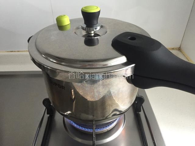 高压锅大火压至上汽后，转小火10分钟。