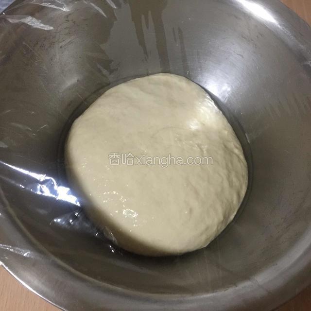 表面覆盖严保鲜膜，入冰箱冷藏一夜醒面。