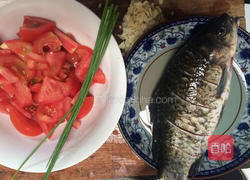 鲫鱼西红柿汤的做法图解1