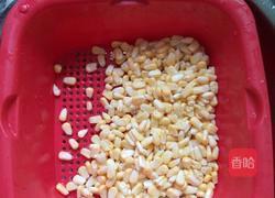 玉米炒肉丁的做法图解1