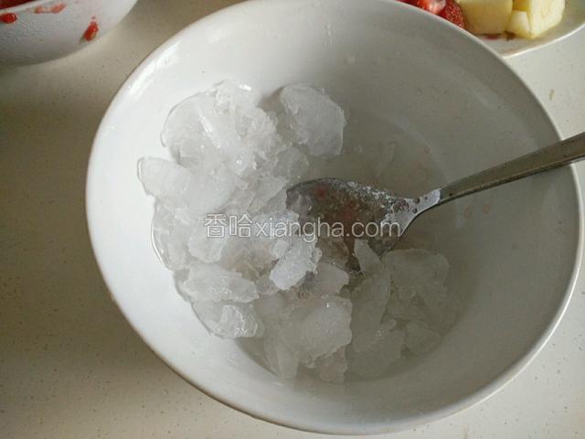 三个小时后把冻好的冰块用到剁成碎块！小心手！