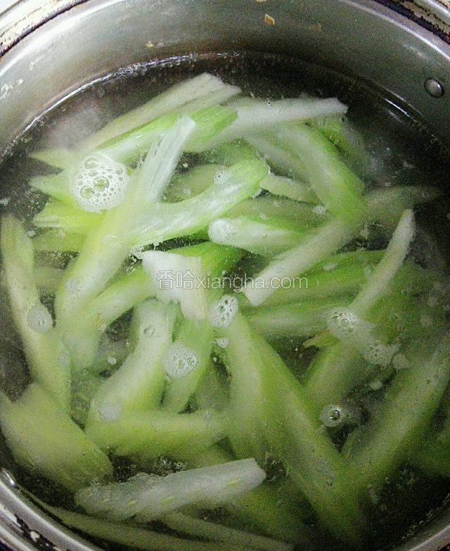 放入淡盐水中焯一下