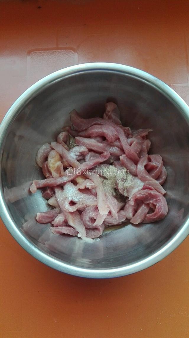 把肉条放入盆内加入料酒，白糖，胡椒粉，盐