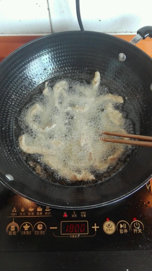 用筷子随时翻动并把火调大一点
