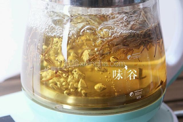 将金银花放到养生壶中，加足清水，按花茶键。（如果用普通锅煲，大火煮开，小火继续煮20分钟）