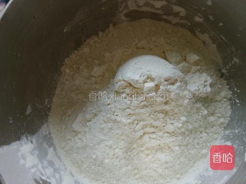 温水和酵母混合与面粉搅拌均匀