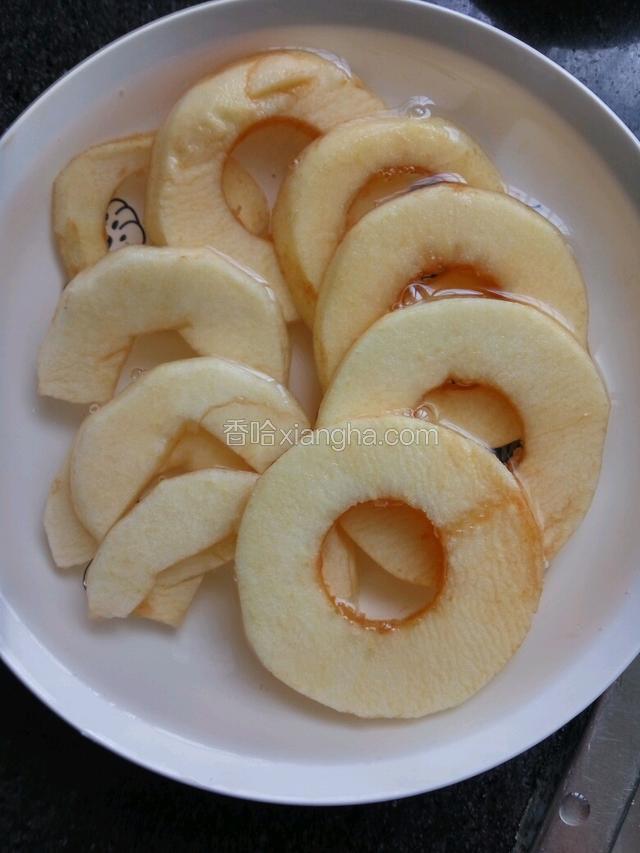 切好的苹果圈放入盐水中侵泡而二十分钟