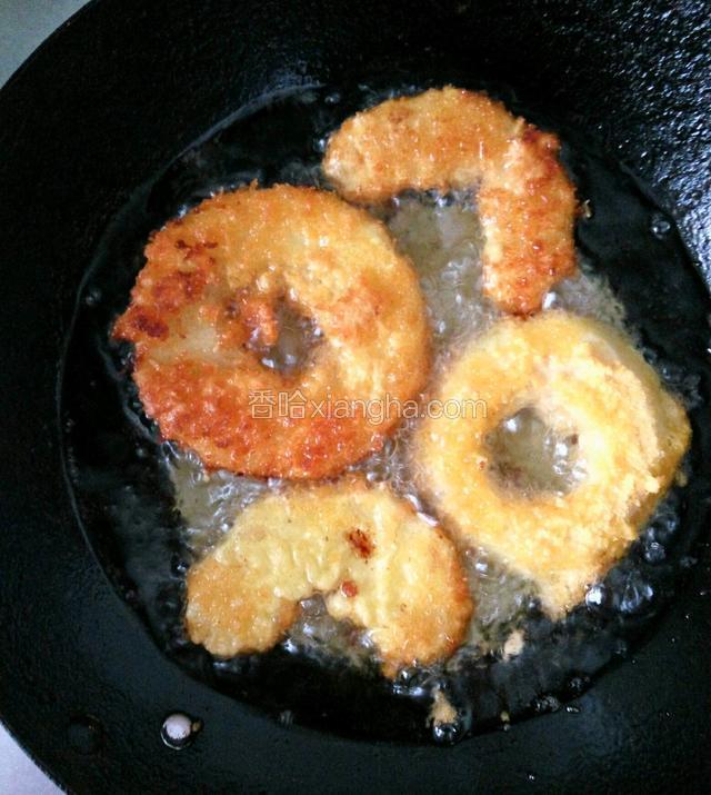 锅中倒油烧至八成热放入裹好的苹果圈，两面炸至金黄即可。