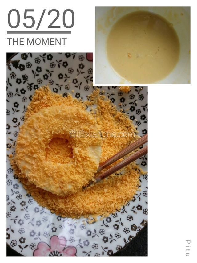 将泡好的苹果圈取出吸干水分裹上面糊和面包糠