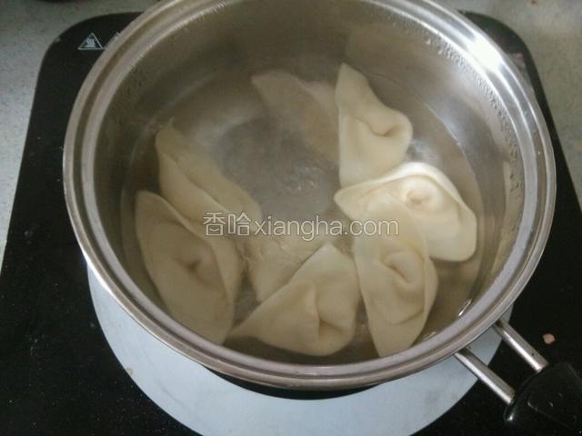 锅里水开后放入混沌煮1分钟。
