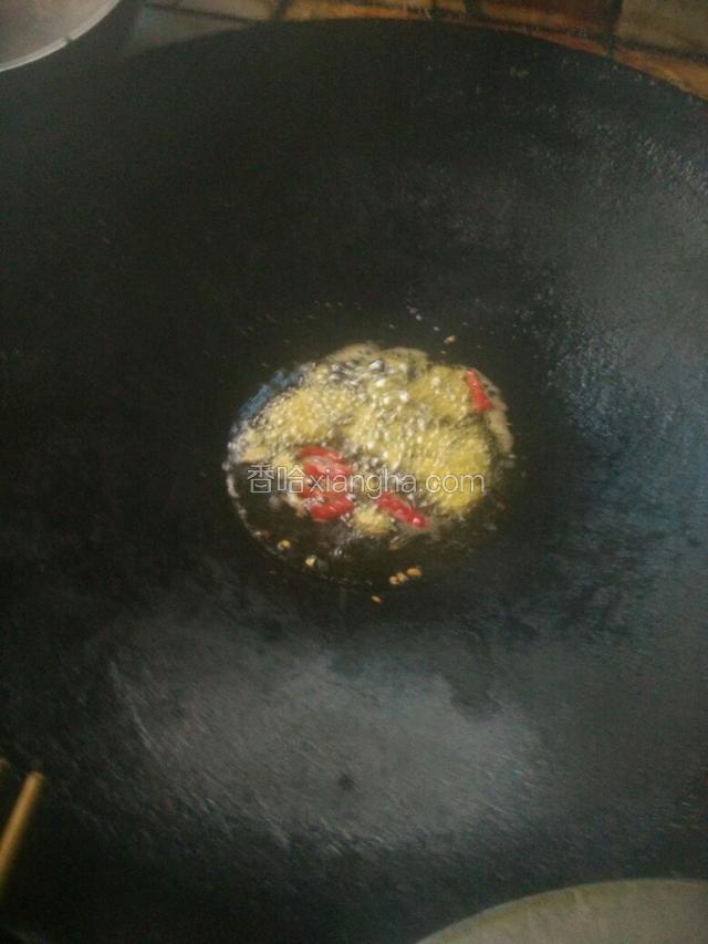油烧热，放入蒜瓣，姜，干辣椒炒香