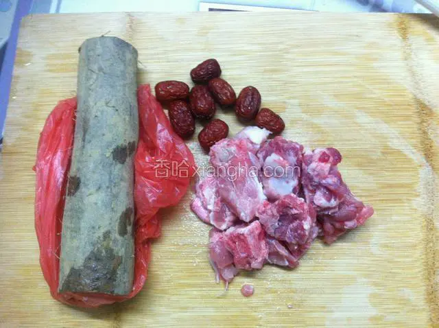 准备好图中的材料，红枣，排骨，山药