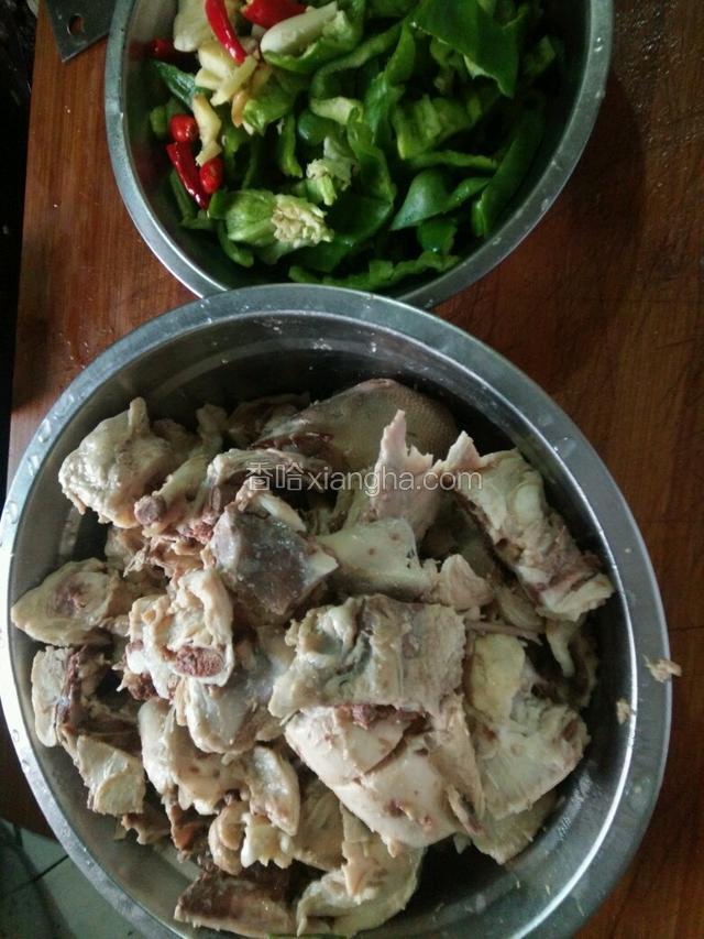 两个鸡架，炸水切块，青椒也切成块，备好