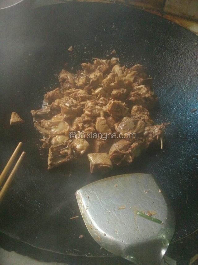 放入鸡块翻炒，加入料酒翻炒后放入盐，酱油，炒均匀后加点水，盖上盖子！焖上一会后