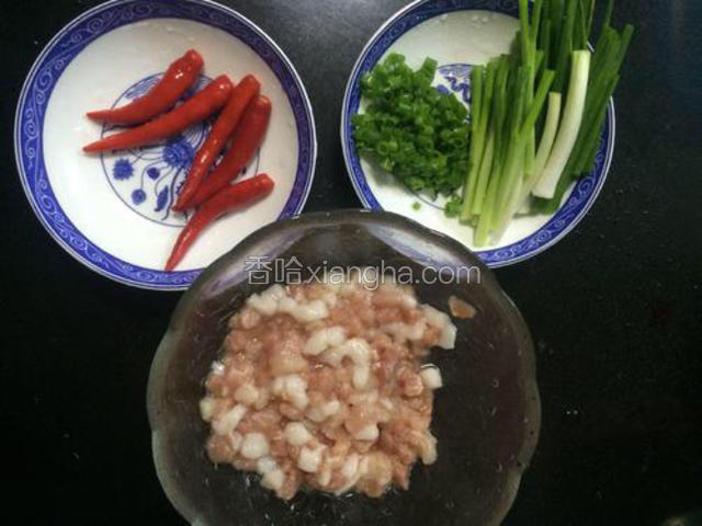 猪肉切成肉末，加料酒拌匀备用。小葱洗净后大部分切成葱段，小部分切成葱末，小米椒洗好备用