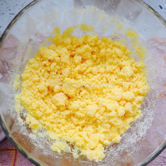 把滚开的水浇在玉米面粉里，用筷子搅拌至无干面粉