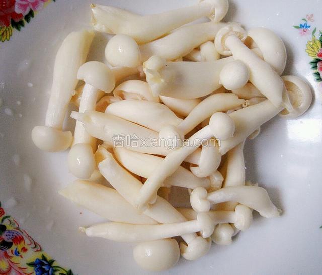 白玉菇淡盐水中焯一下