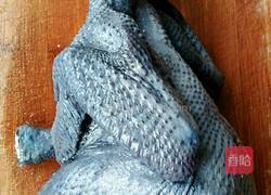 墨鱼香菇炖鸡的做法图解1