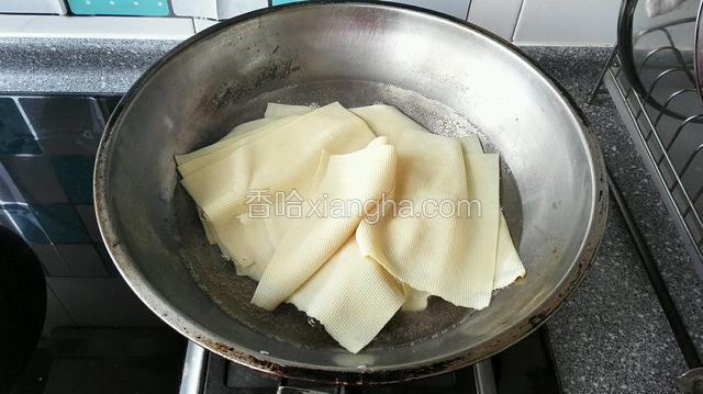 豆腐皮用开水焯下捞出备用