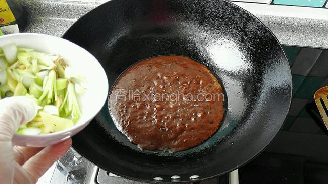 另起锅放少许油，油热下入甜面酱加入葱姜水，小火炒制冒泡