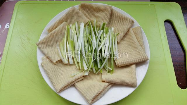 提前把葱丝和豆腐皮摆放好