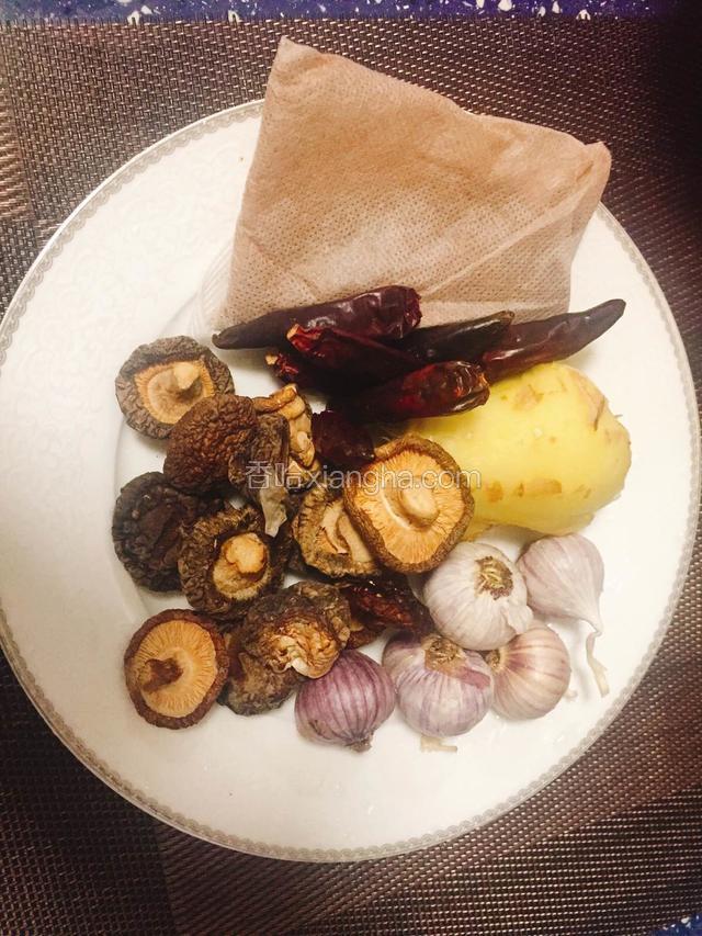 备好以下食材（没有卤粉包，可换成几片香叶、桂皮、八角）