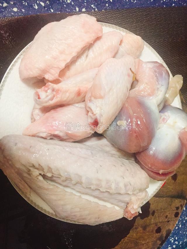 鹅翅、鸡中翅、鹅肾洗净