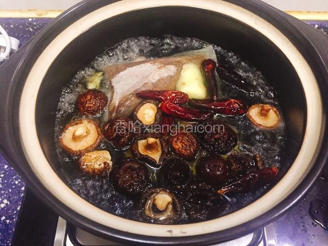 砂锅加入清水四碗，一碗八分满的味事达生抽、七八粒小冰糖、盐一汤匙、香菇、干辣椒、卤料包、拍碎的姜片、蒜头一起煮十五分钟左右。