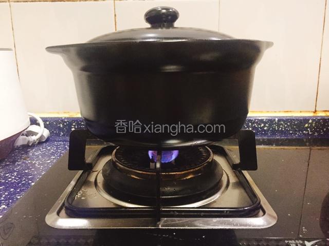盖上锅盖，烧开后关小火卤
