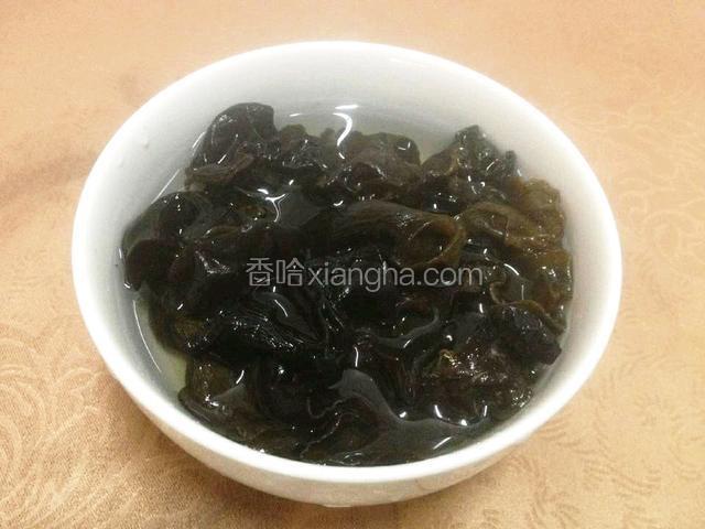 木耳泡发,洗净备用.