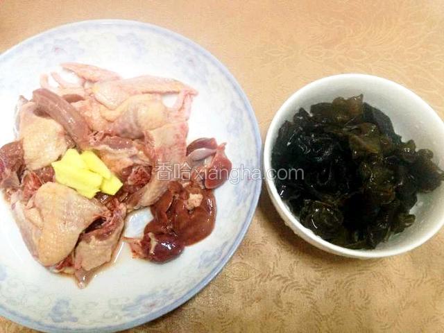 鸽子洗净切块,姜切片.
