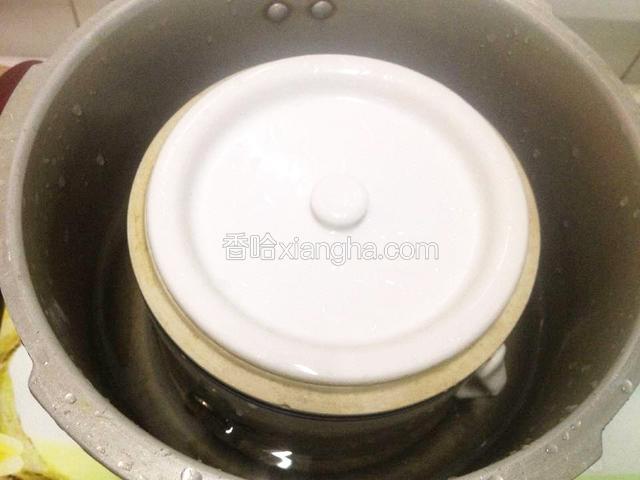 放入炖盅,盖上高压锅盖子,开大火,锅上汽后,转小火炖1小时.