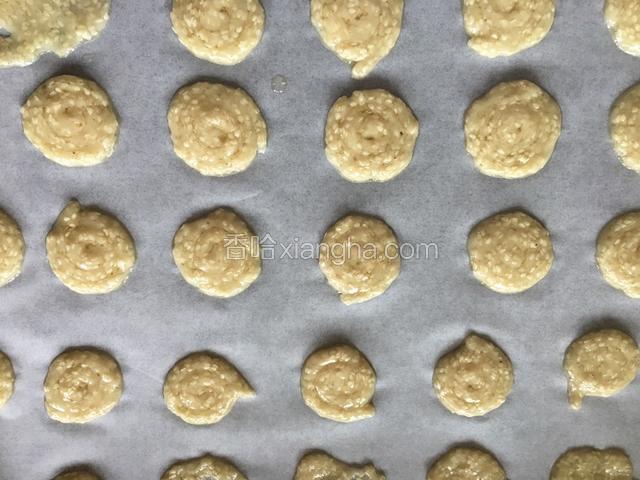 均匀的挤在铺了油纸的烤盘上。放入烤箱中层，180℃烘焙13分钟。