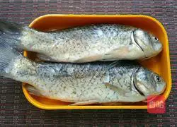 Illustration of how to make braised small crucian carp at home 1