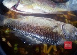 家常红烧小鲫鱼的做法图解5