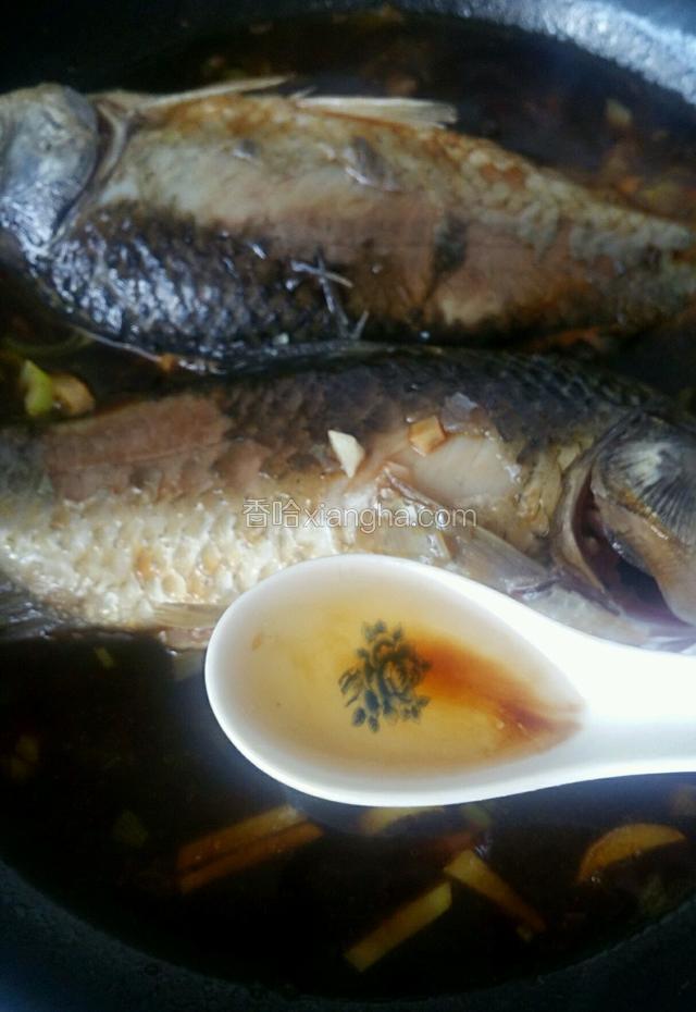 1勺料酒和适量的盐盖上盖子炖10分钟左右。