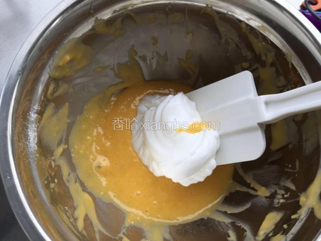 取1/3的蛋清入蛋黄糊中翻拌均匀