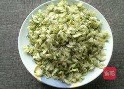 槐花麦饭的做法图解1