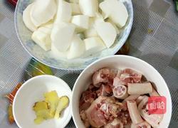 白萝卜猪尾汤的做法图解1