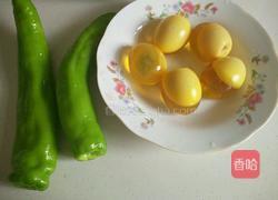 青椒炒皮蛋的做法图解1