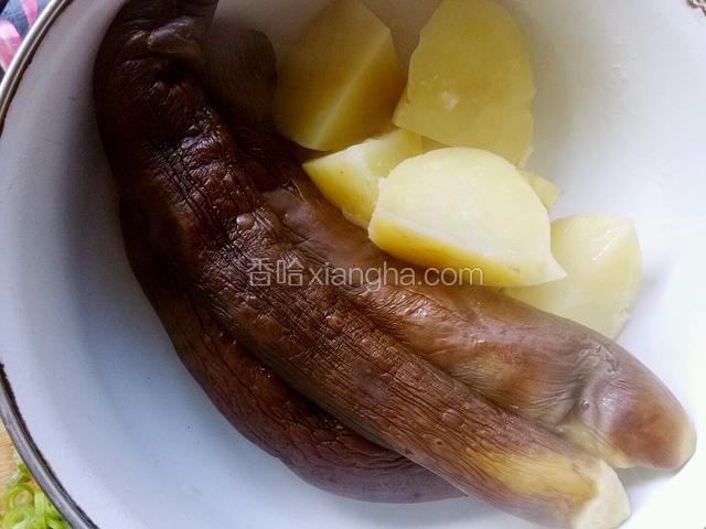 茄子土豆蒸熟