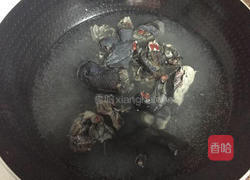 枸杞红枣乌鸡汤的做法图解2