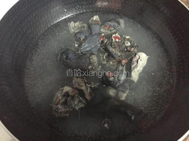 锅中放入适量的清水烧开后放入乌鸡焯掉血水