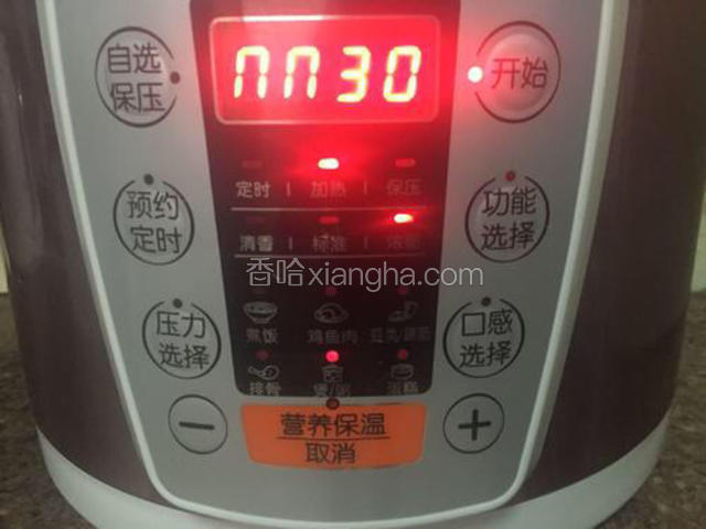 放入电压锅按“煲汤”键，30分钟。煮好后等高压锅自动泄压后再打开锅盖