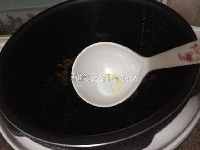 加入适量的盐和鸡粉调味即可