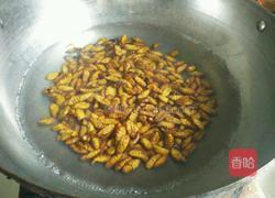 香酥开边蚕蛹的做法图解2